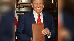 Donald Trump, con la versión de la Biblia de godblesstheusabible.com.