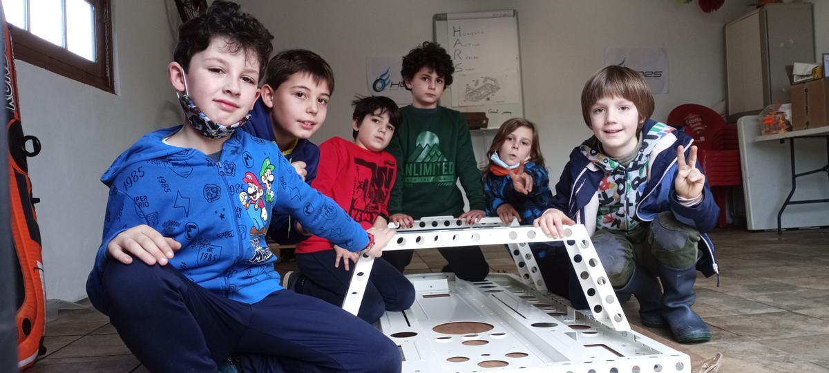 Los niños de HARS, con la estructura de su coche ya montada.