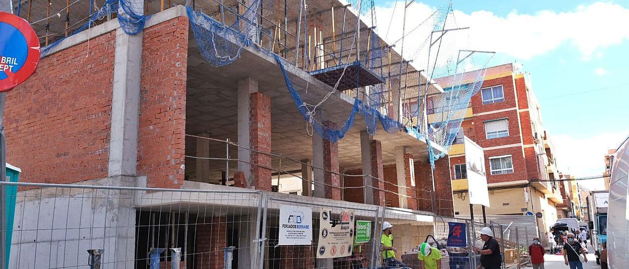 Estado actual de las obras de construcción del nuevo consultorio médico auxiliar en el barrio Virgen de la Cabeza de Elda. | ÁXEL ÁLVAREZ