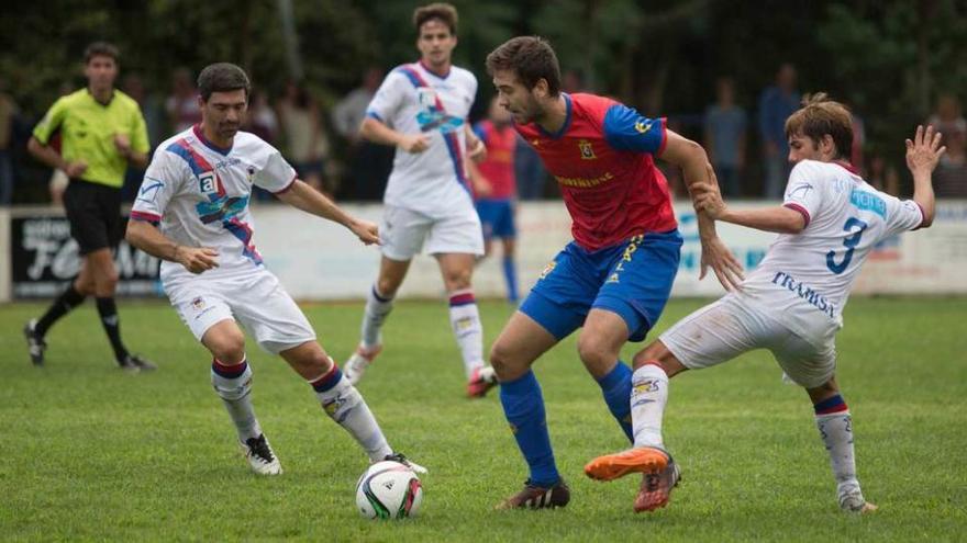 Calvillo, a la izquierda, y Viesca presionan al jugador del Condal David Blanco.