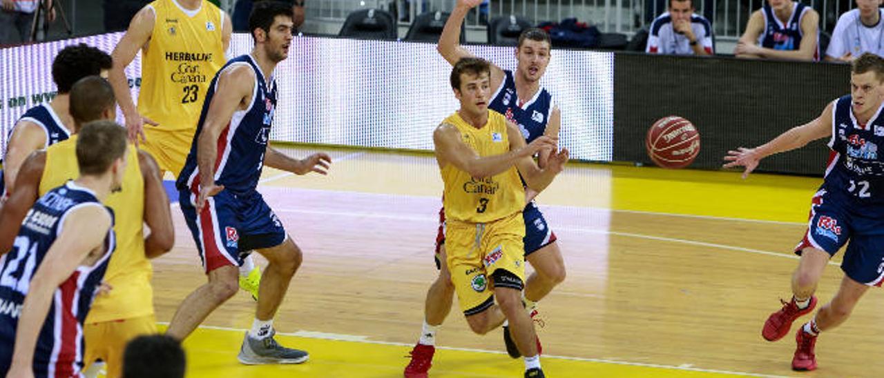 El base del Herbalife Kevin Pangos pasa un balón mientras todo el Río Natura Monbus le observa de cerca