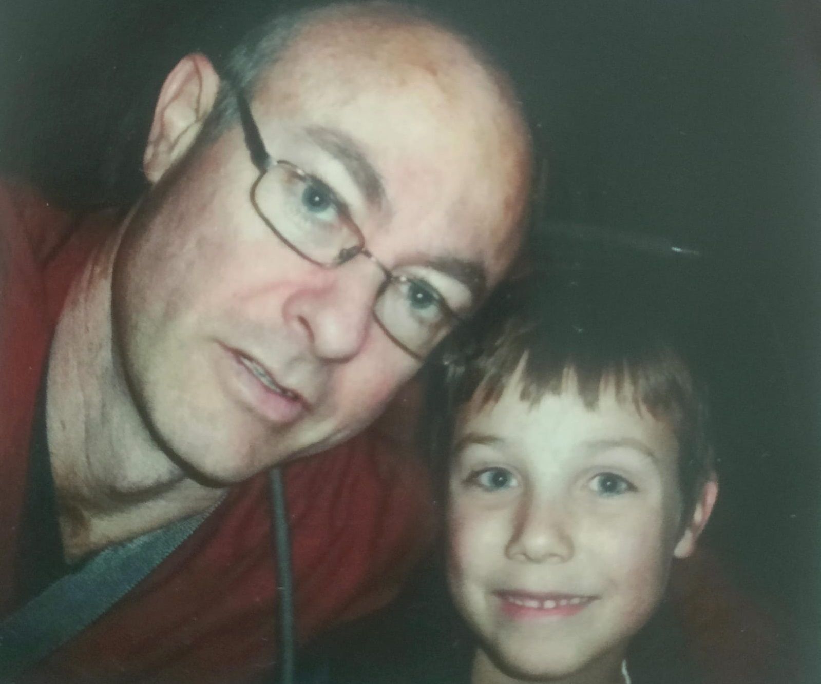 Sergio Astorga, en una foto de niño con su padre Antonio Astorga, 'Kike', autor del virus informático que afectó a la Politécnica de la UMA en el curso 1991-1992. Imagen cedida por la familia.