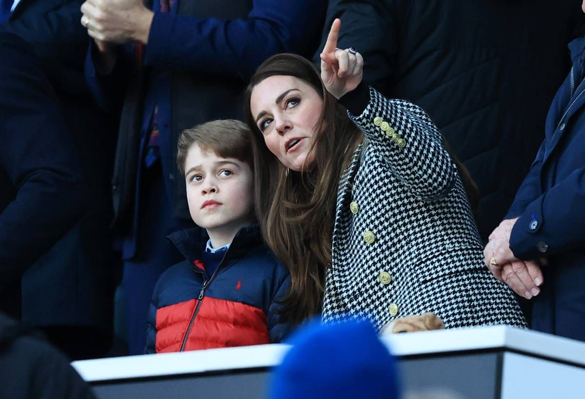 Kate Middleton junto a su hijo George en un partido de rugby