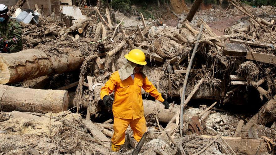 Trabajos de rescate en la zona afectada por la avalancha