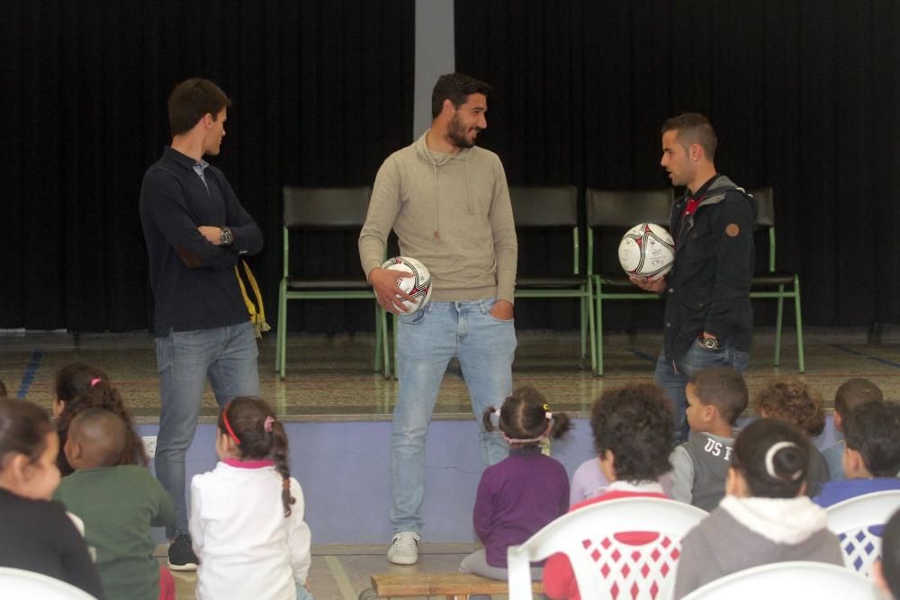 Futbolistas del Cartagena visitan un colegio