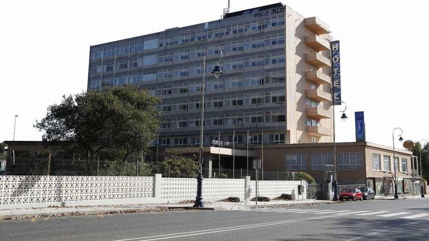 El hotel Samil, cerrado desde hace varios años. // Marta G. Brea