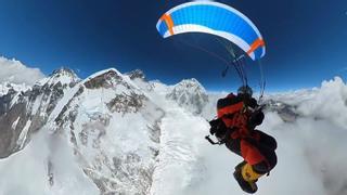 Así fue primer vuelo en parapente sobre el Everest, la montaña más alta del mundo | Vídeo