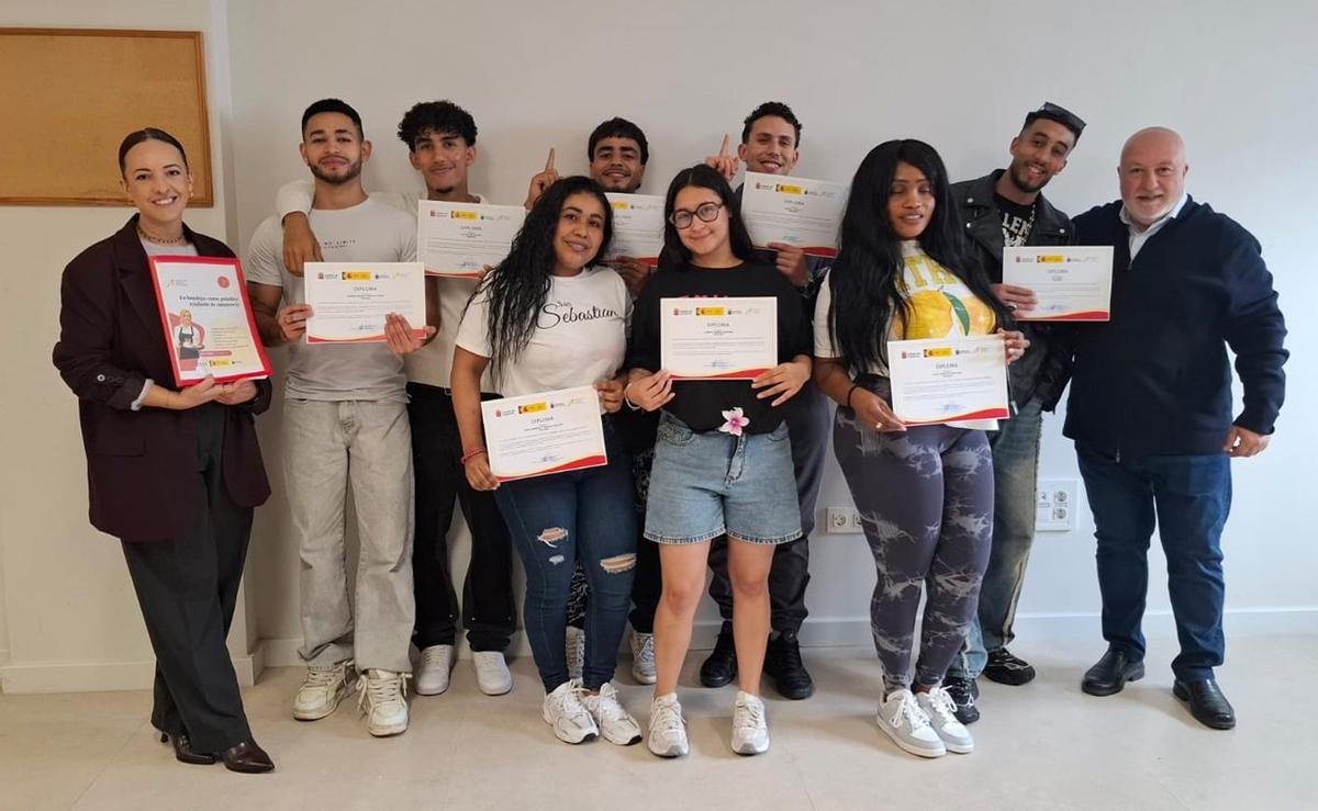 Alumnado de uno de los cursos organizados por la FTL muestra sus diplomas.