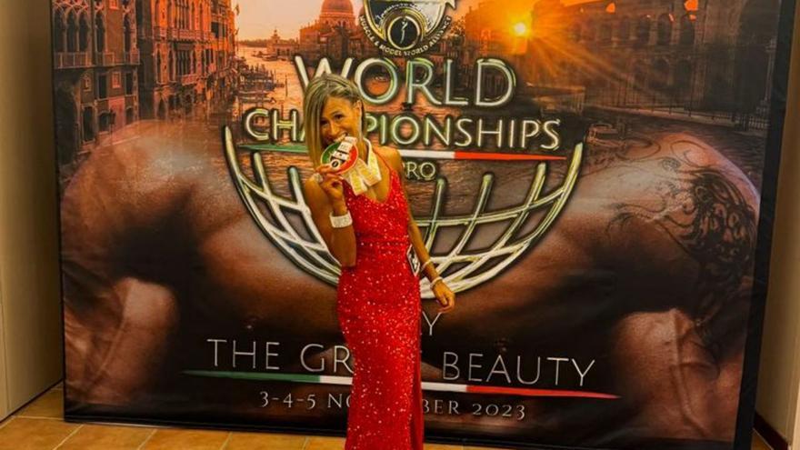 La estradense Dori Carbia posa con su medalla en el campeonato del mundo. |