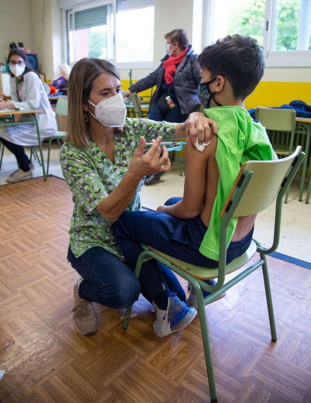 Arranca la vacunación de los niños de nueve a once años en colegios de Alicante