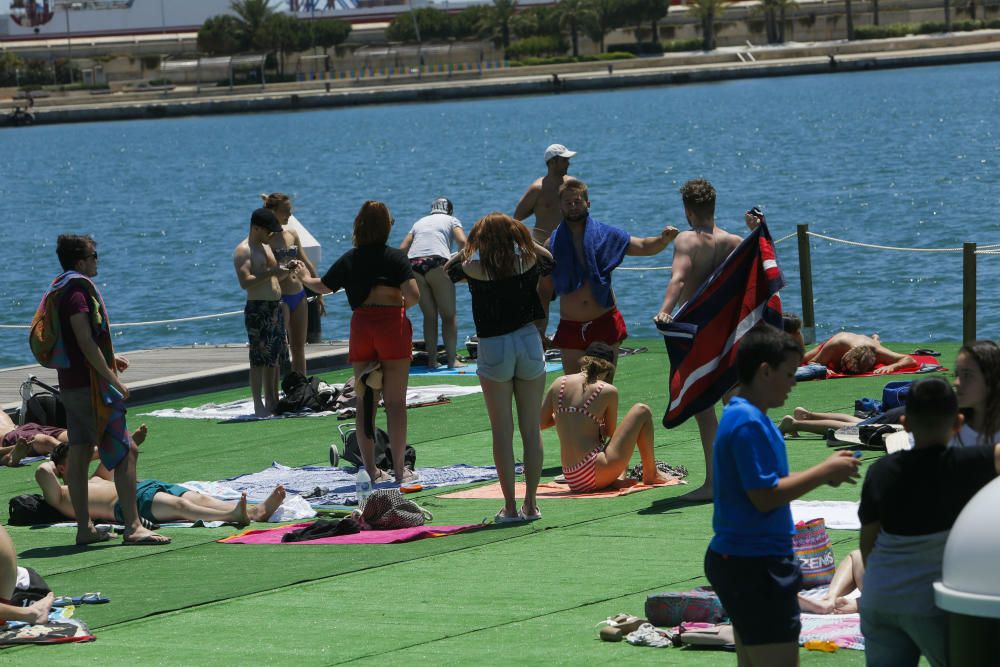 Éxito en el primer fin de semana de la piscina de la Marina de València