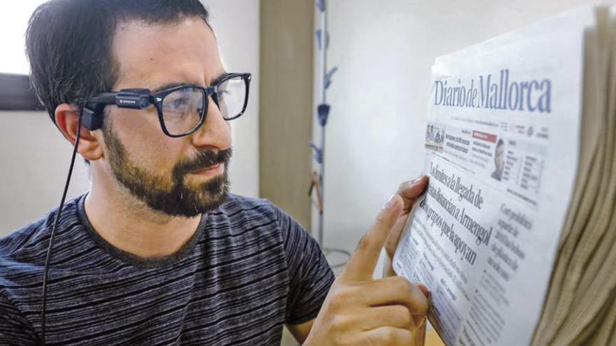 El ingeniero Nir Sancho Levy, con las gafas lectoras que diseñó. / Faro