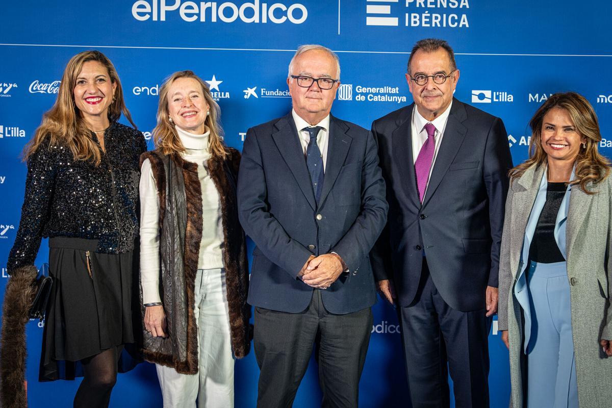 Barcelona, 24/11/2025 Sociedad. Entrega Premio Català i Catalana de lany. Photocall. PERSONAS: Chantal Moll, directora de la Cátedra de Derecho Registral de la Universitat de Barcelona, Cristina Montagut, José Alberto Marín, decano del colegio  notarial de Catalunya, Albert Sáez, director de EL PERIÓDICO, Erika Torregrossa CEO de Diplocorp. AUTOR: MANU MITRU