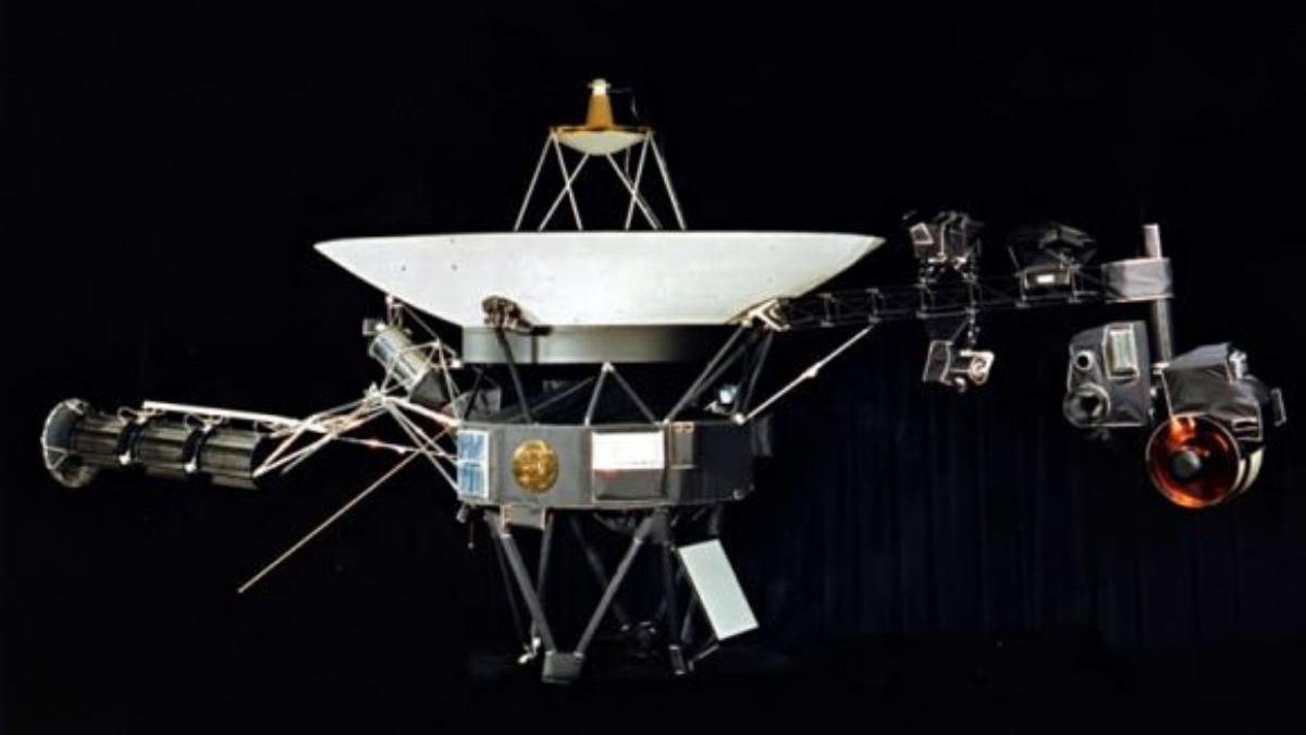 Una de las sondas Voyager: el Disco de Oro de 1977 destaca en el exterior de la nave espacial. ¿Que debería incluir un nuevo Disco de Oro en 2024?