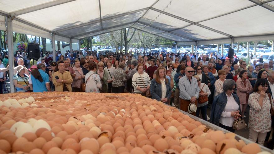 Paradela culmina la Pascua con la romería del espectacular bollo de San Gregorio