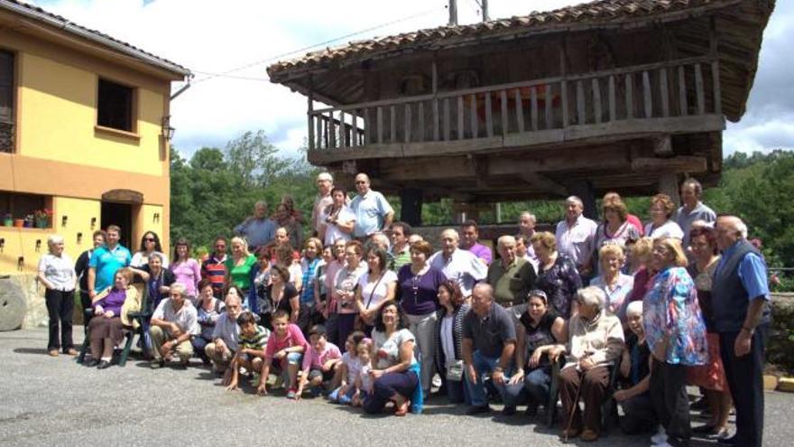 Los asistentes al encuentro de vecinos de Careses, ante el hórreo de «La Piñera».