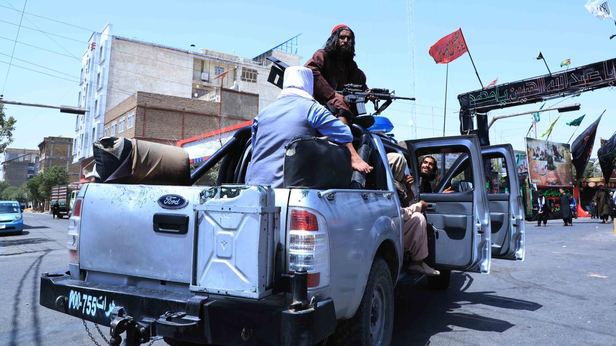 Talibanes custodian una protesta chiíta en la ciudad de Herat, la tercera más grande de Afganistán.