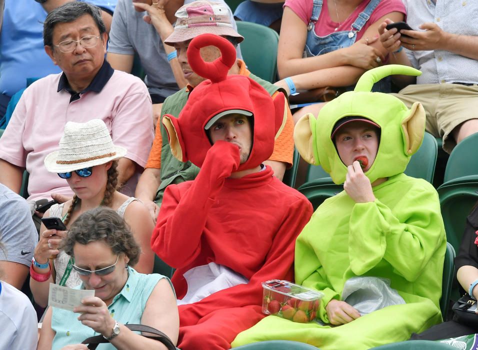 Espectadores disfrazados de teletubbies se comen unas fresas en Wimbledon.