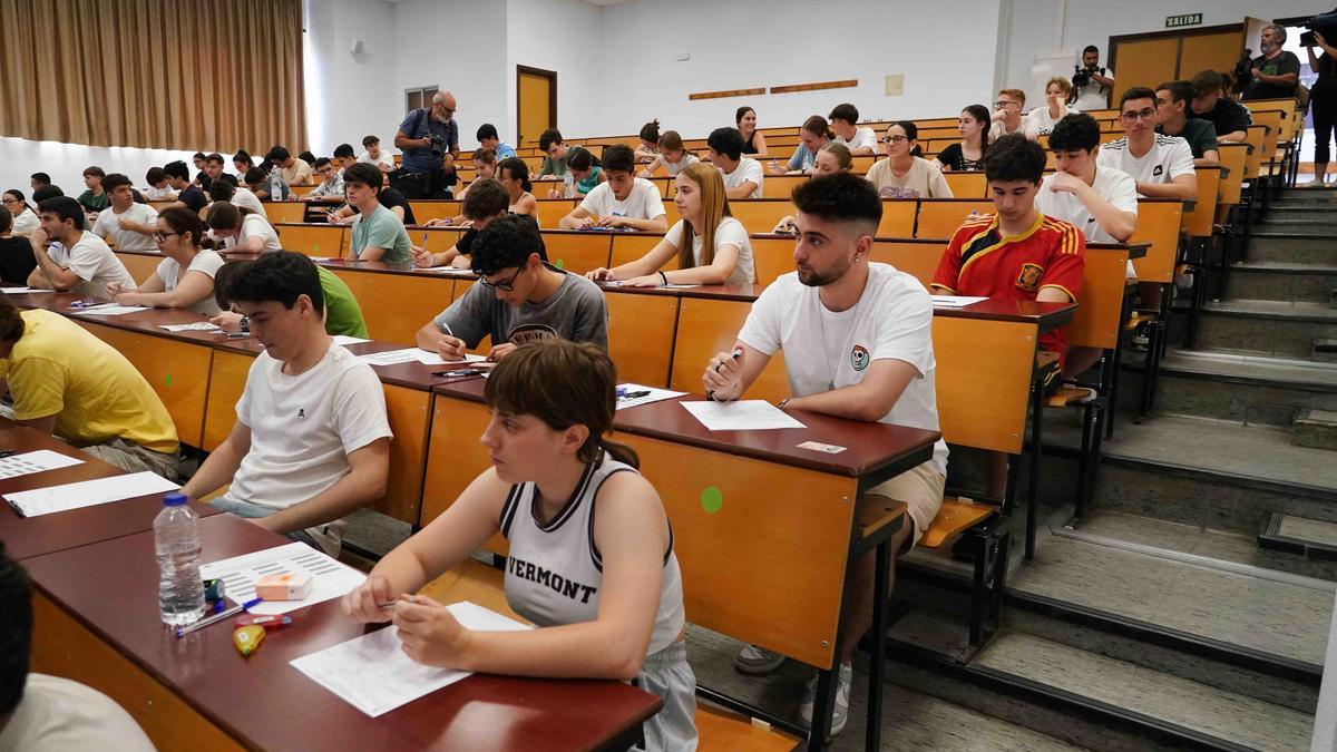 Estudiantes en el comienzo de las pruebas de la Selectividad en la Universidad de Málaga.