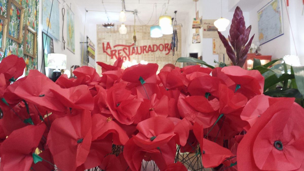 Different pieces of furniture, lighting and decoration that have been restored in the La Restauradora de La Laguna workshop.