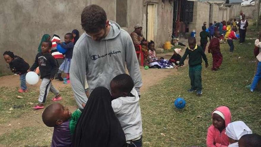 Varios niños abrazan a Manuel Ferradáns. // Foto cedida por Ana Ferradáns