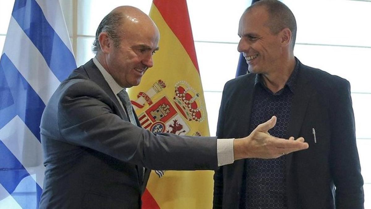 Guindos (izquierda) recibe a Varoufakis, antes de su entrevista en Madrid, este viernes.