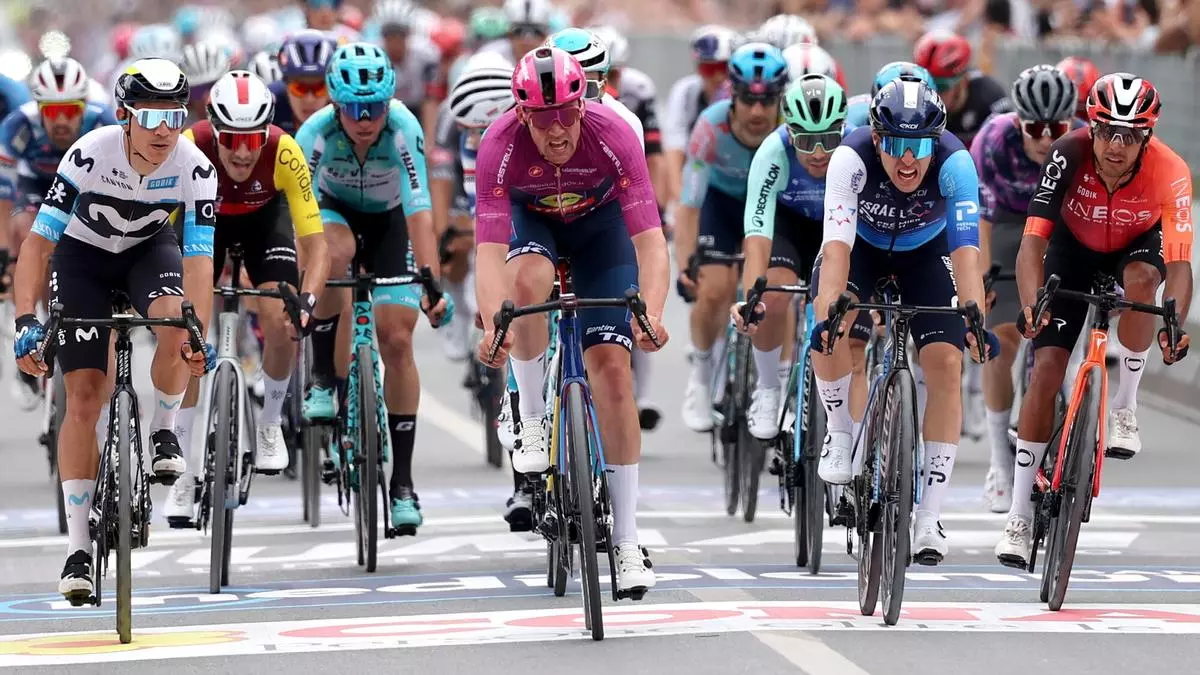 Pedersen recupera el jersey rosa en la despedida albanesa del Giro