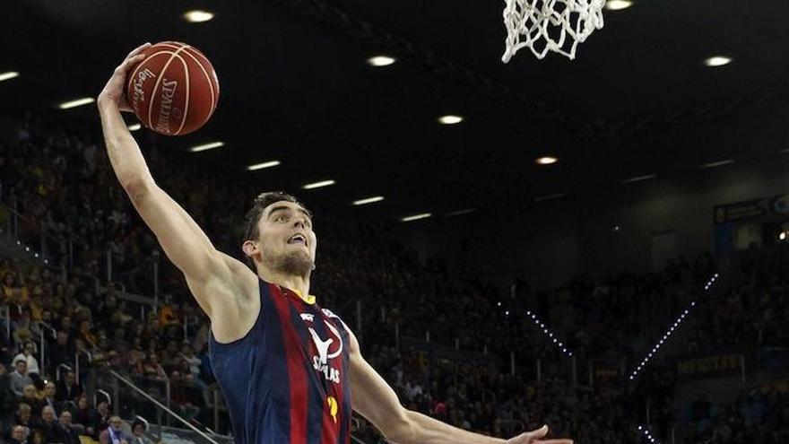 Satoransky intenta machacar el aro en el encuentro de Copa del Rey frente al Unicaja.