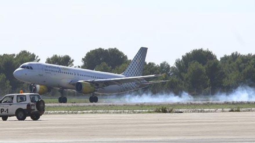 Un avión aterriza en las pistas del aeropuerto de Ibiza.