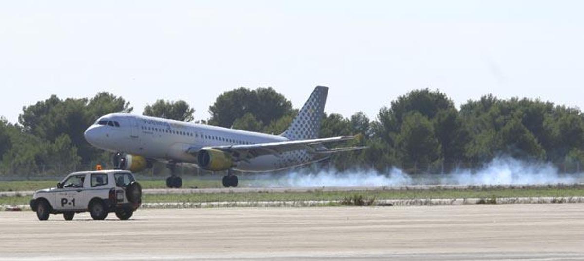 Un avión aterriza en las pistas del aeropuerto de Ibiza.