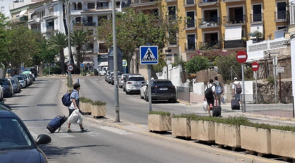 Jóvenes con la malteta a rastras, la mochila a la espalda y cargados con las bolsas del super buscaban este mediodía el piso de alquiler turístico