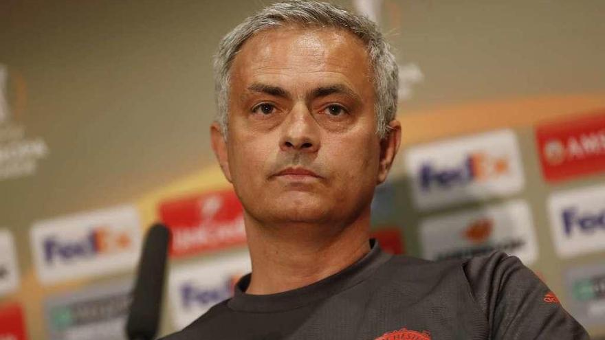 José Mourinho, antes de iniciar su rueda de prensa en Old Trafford. // R. Grobas, enviado especial