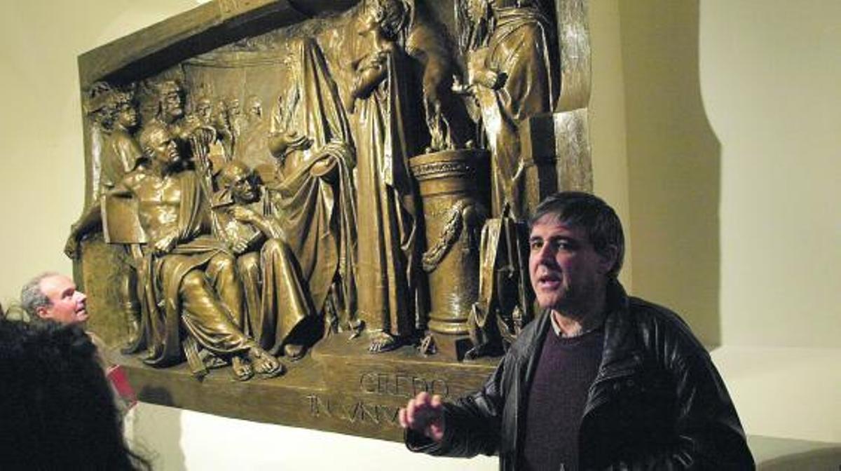 Alumnos, profesores, Evaristo Muñoz, nieto de Eduardo Barrón, y el director del Museo de la Academia de Bellas Artes de San Fernando, en los laterales, alrededor de la obra de Barrón «Adán después del pecado».