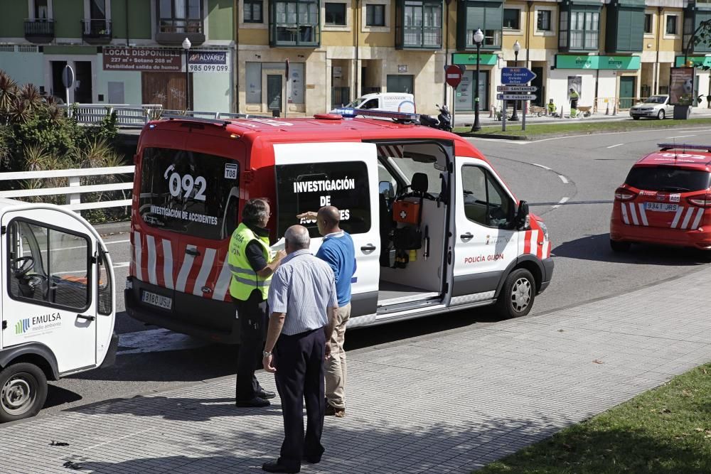 Un coche se empotra en Gijón