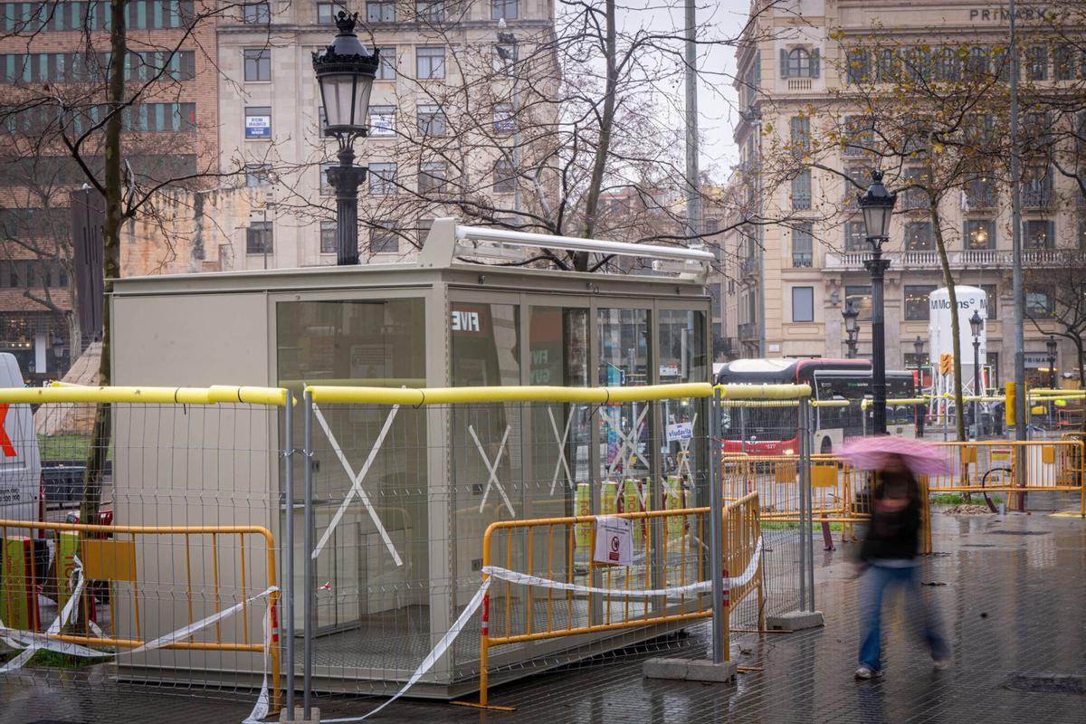 Barcelona 02/02/2026 Barcelona. Colocan el primer quiosco de floristas en la plaza Cataluña, donde permanecerá un año hasta que terminen las obras de la Rambla. El lugar exacto está frente a Zara y Urban Outfitters. Es el tramo entre Zurich y la ronda de Sant Pere. AUTOR: MANU MITRU