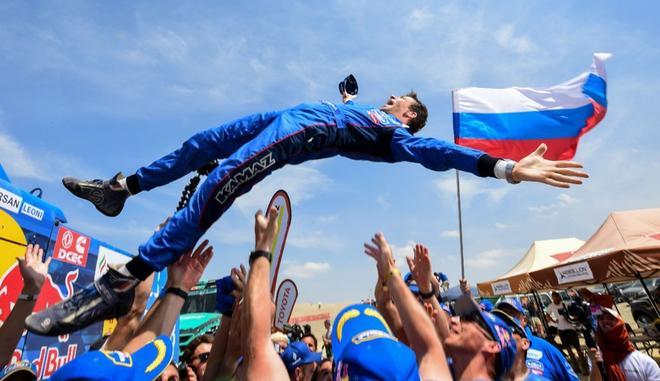 El piloto ruso Evgenii Iakovle del camión Kamaz es felicitado por los miembros del personal luego de ganar el Rally Dakar 2019, al final de la última etapa entre Pisco y Lima, en Pisco Perú.