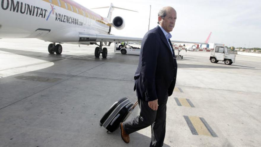 Llorente baja del avión, en el regreso de la expedición valencianista de Mallorca.