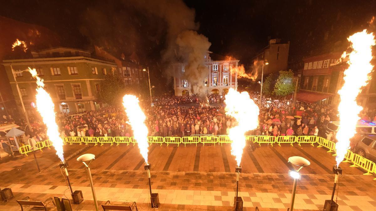 La foguera de San Xuan, en el centro de la plaza consistorial, arde rodeada de cientos de personas en uan reciente edición.