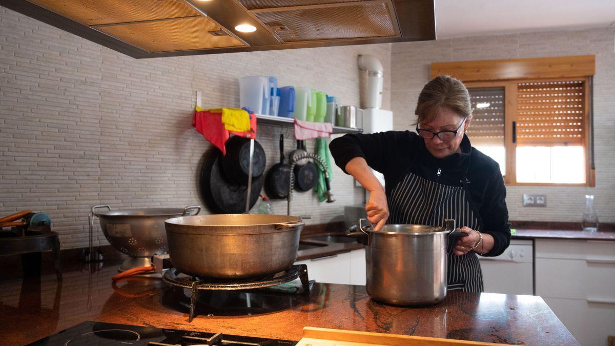 Mari Carmen ultima unos espaguetis a la boloñesa antes de que lleguen los nuevos huéspedes del albergue.