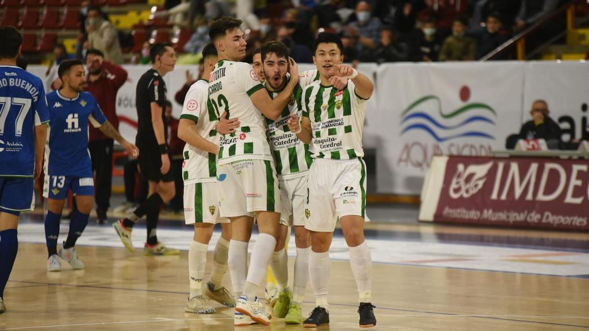 Los jugadores del Córdoba Futsal celebran un gol de Shimizu ante el Betis.