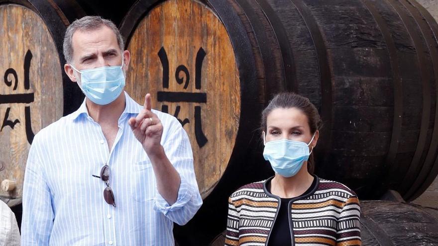 Los Reyes, en una bodega riojana durante su tour por España