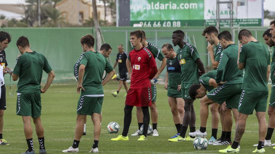 Pacheta hablando con sus jugadores, durante un entrenamiento