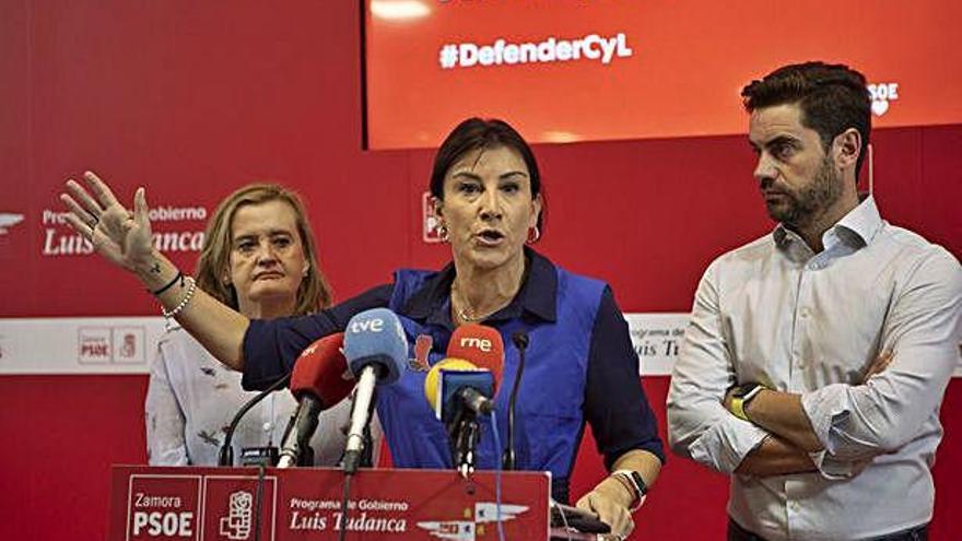 Ana Sánchez, junto a Mar Rominguera y Antidio Fagúndez, durante la comparecencia de este miércoles.