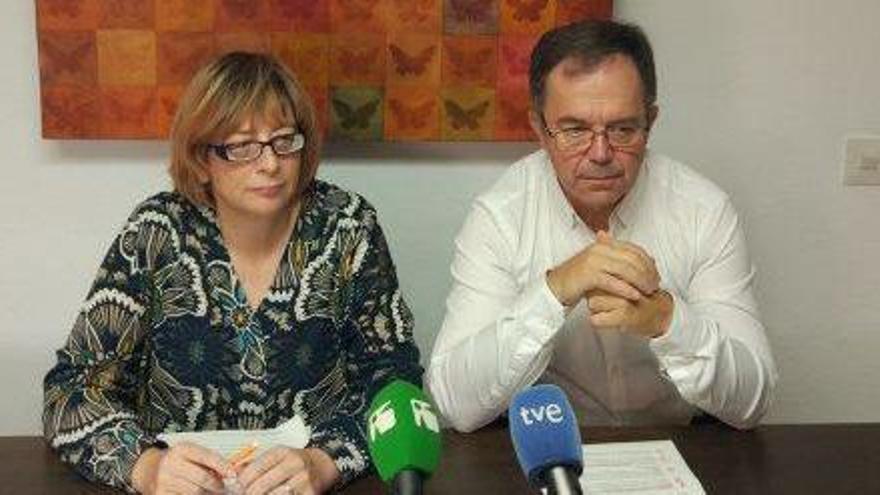 La primera teniente de alcalde, Paquita Ribas, y el alcalde, Josep Marí Ribas, ayer, en rueda de prensa.