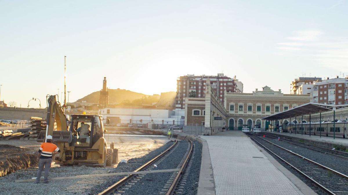 Obreros en la estación de tren de Cartagena. | IVÁN URQUÍZAR