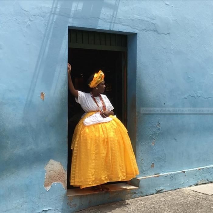 Primer puesto, Fotógrafo del Año. Baiana en amarillo y azul, Salvador de Bahia (Brasil).