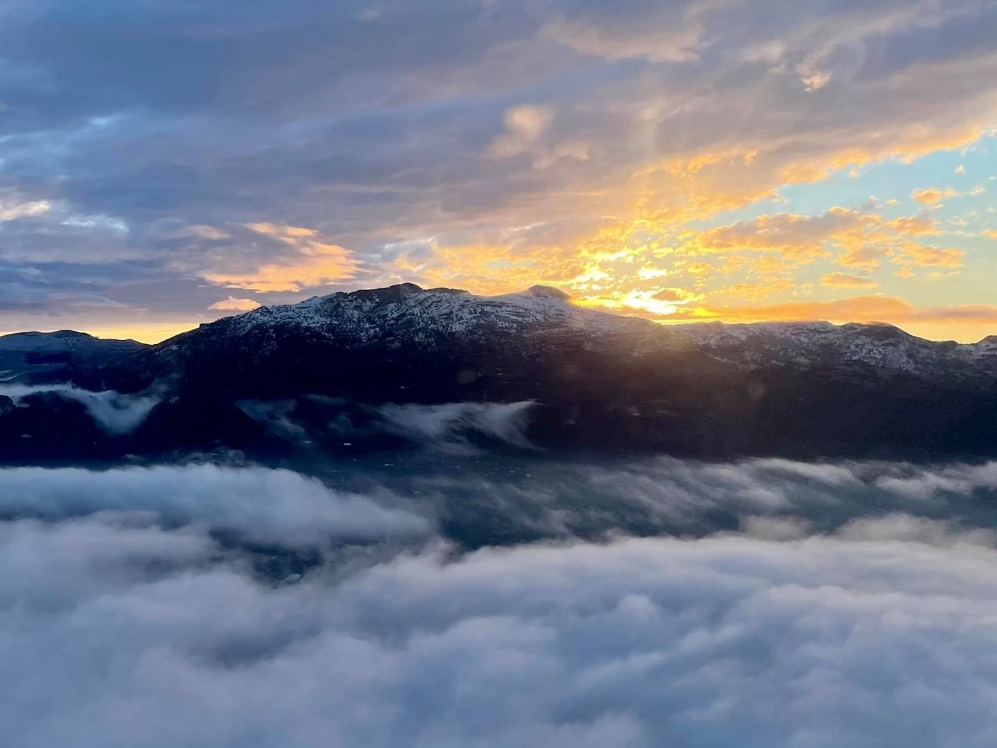 Las sierras de Mariola, Serrella y Aitana vuelven a vestirse de blanco para despedir al invierno