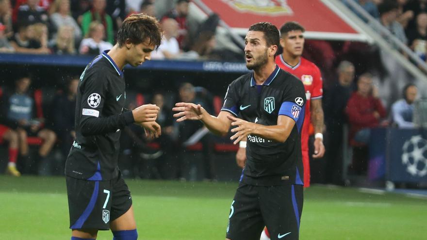 Joao Félix habla con Koke.