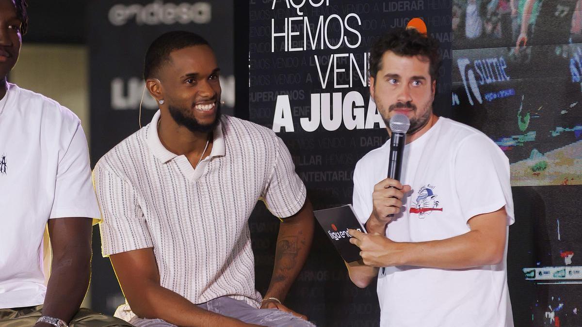 Jean Montero, con Sergio Bezos (La Revuelta) durante la presentación de la Liga Endesa