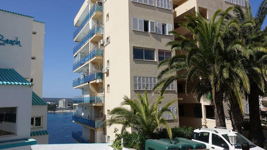 El padre de una víctima del &#039;balconing&#039; en Magaluf visita el lugar de los hechos